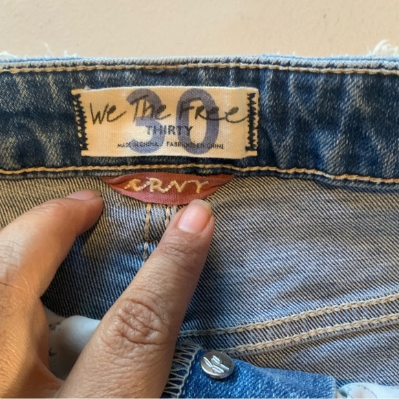 We the Free Women’s Curvy high rise cut-out raw hems button fly Jean shorts 30 - Picture 6 of 9
